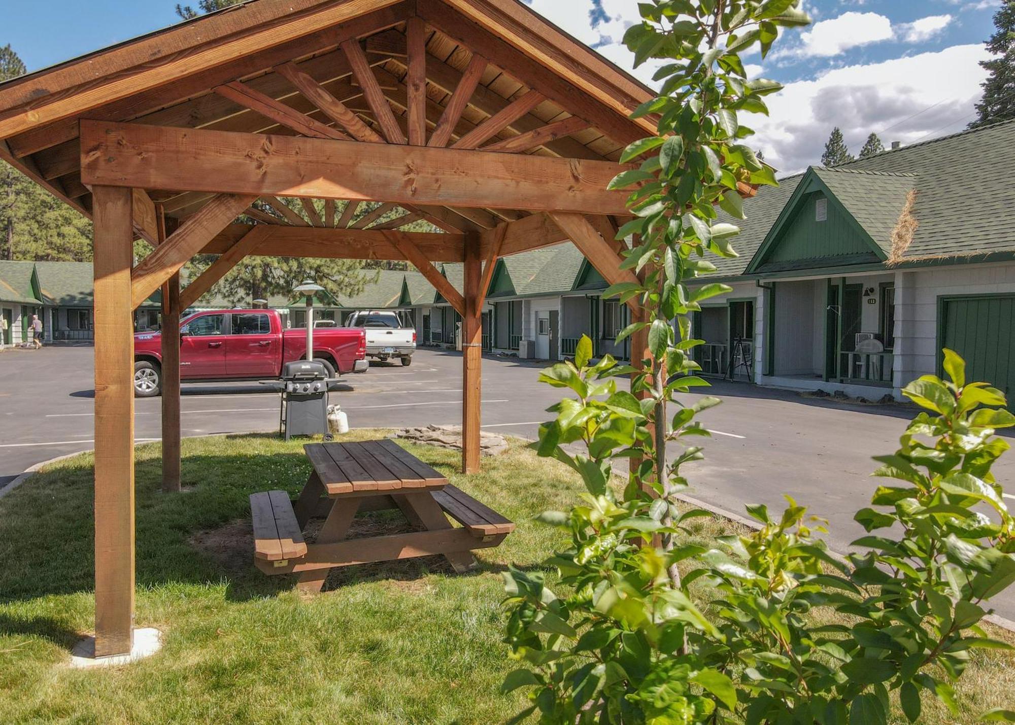 Green Gables Motel & Suites Burney Exterior photo